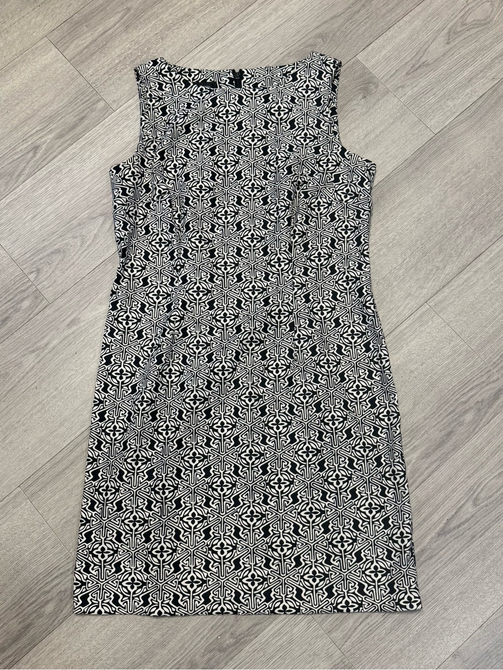 AGB Sleeveless Black and Cream Geometric Sheath Dress